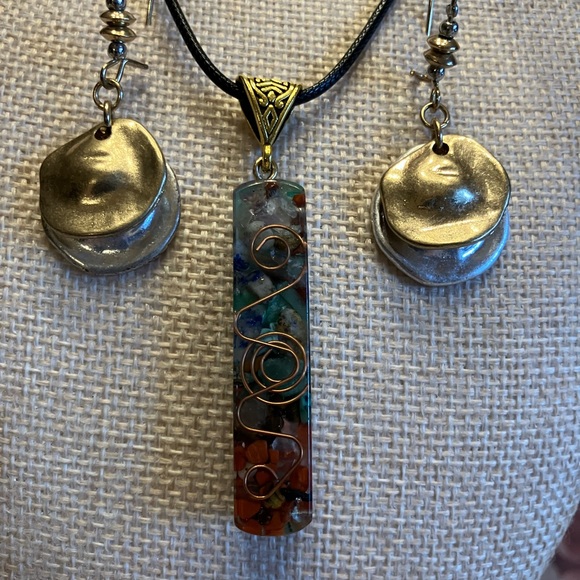 MULTICOLORED PENDANT WITH GOLD/SILVER PIERCED EARRINGS - Picture 7 of 9